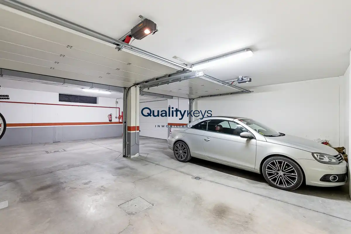 Parking de Casa o chalet en venta en Madrid con Aire acondicionado, Calefacción y Jardín privado