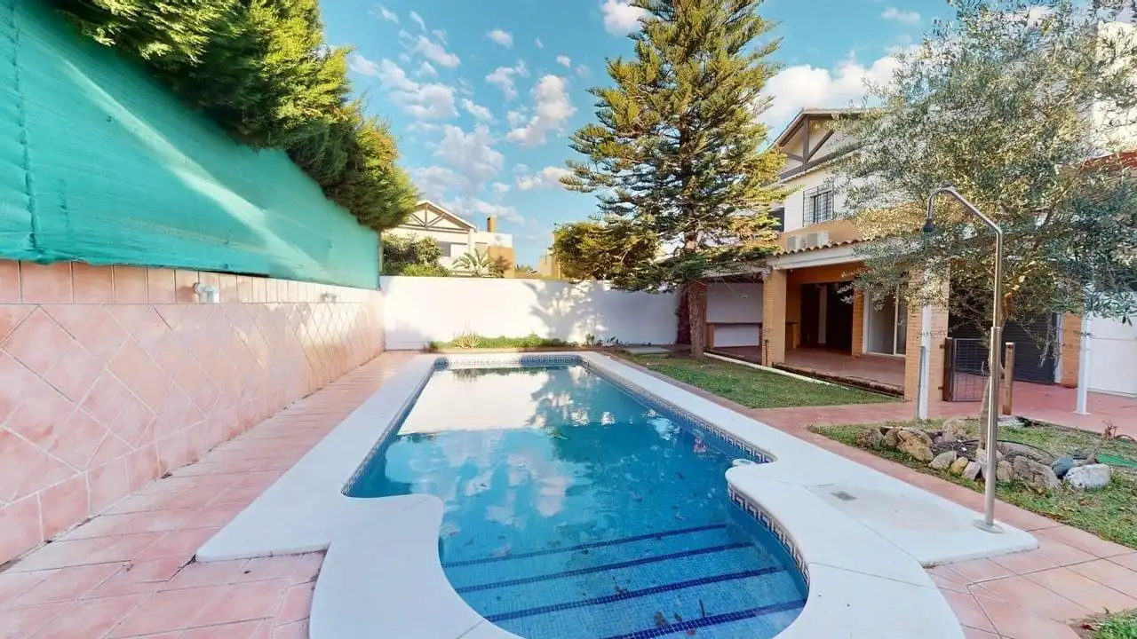 Piscina de Casa adosada en venta en Bollullos de la Mitación con Aire acondicionado, Terraza y Piscina
