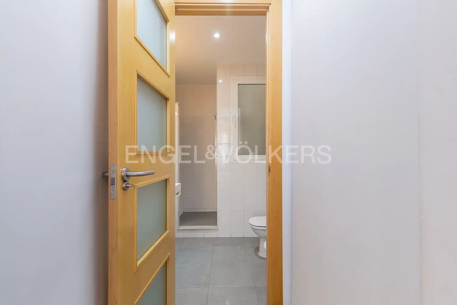 Flat for sale in Valencia  with Air Conditioner, Heating and Furnished