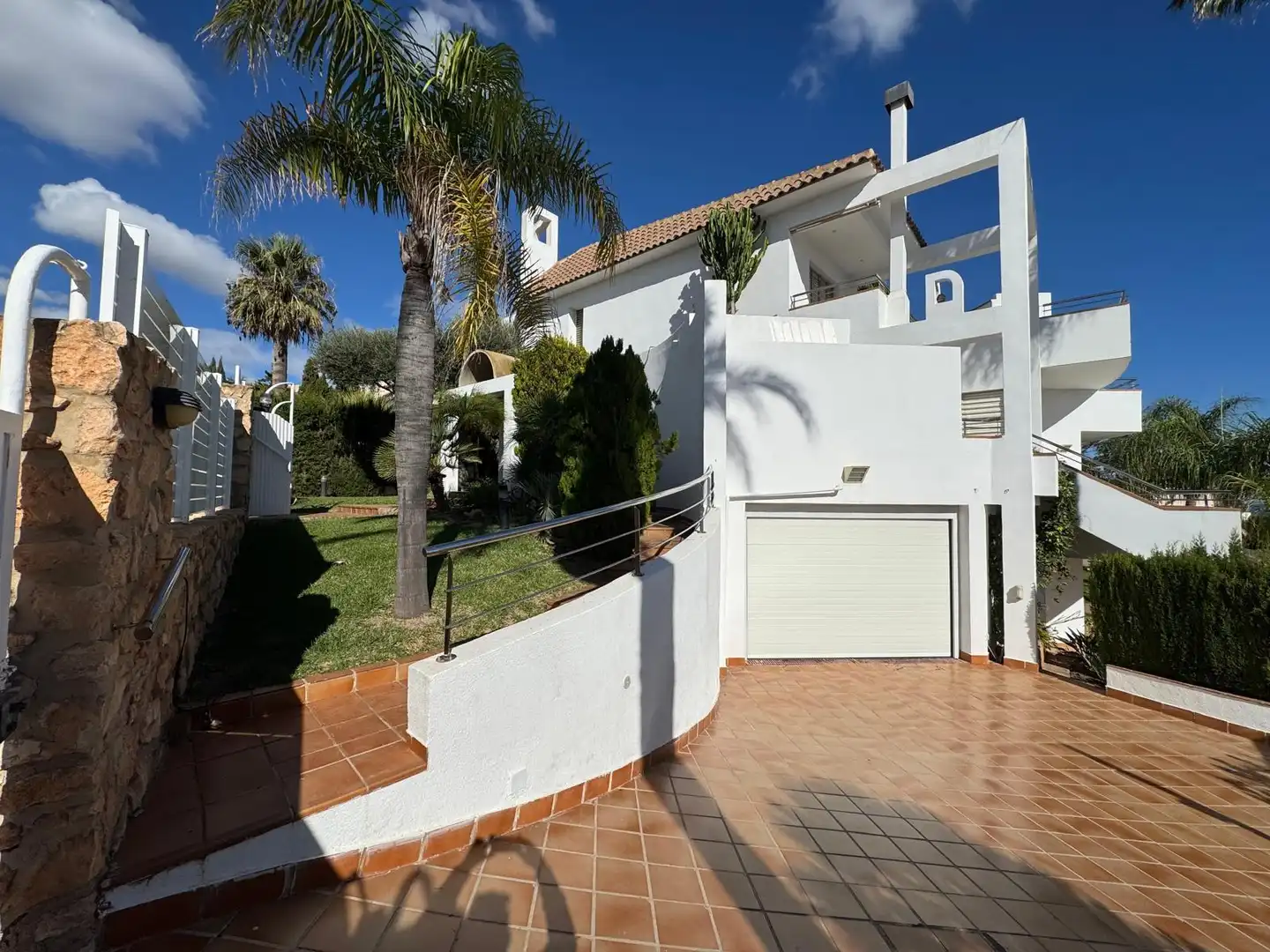 Vista exterior de Casa o xalet en venda en Orihuela amb Jardí privat, Terrassa i Piscina