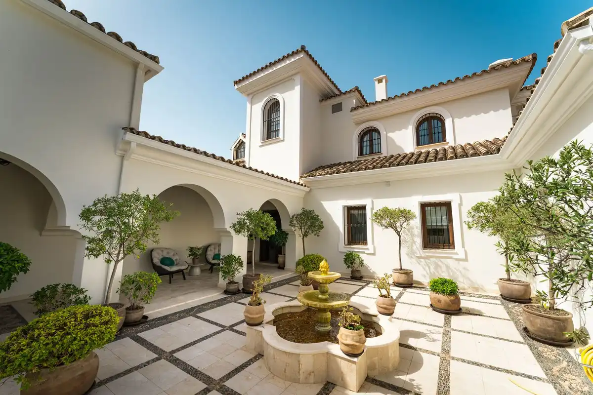 Vista exterior de Casa o xalet en venda en Benahavís amb Aire condicionat, Terrassa i Moblat