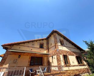 Vista exterior de Casa o xalet en venda en Palazuelos de Eresma amb Calefacció, Jardí privat i Terrassa