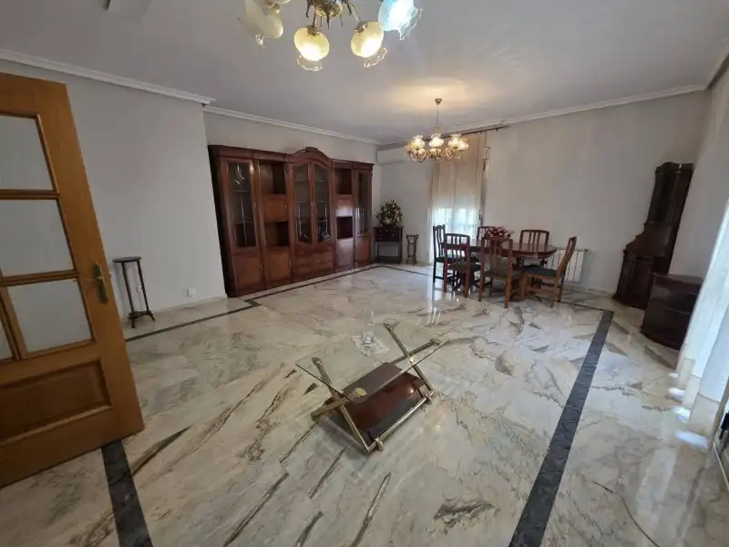 Menjador de Pis de lloguer en Plasencia amb Aire condicionat, Calefacció i Jardí privat