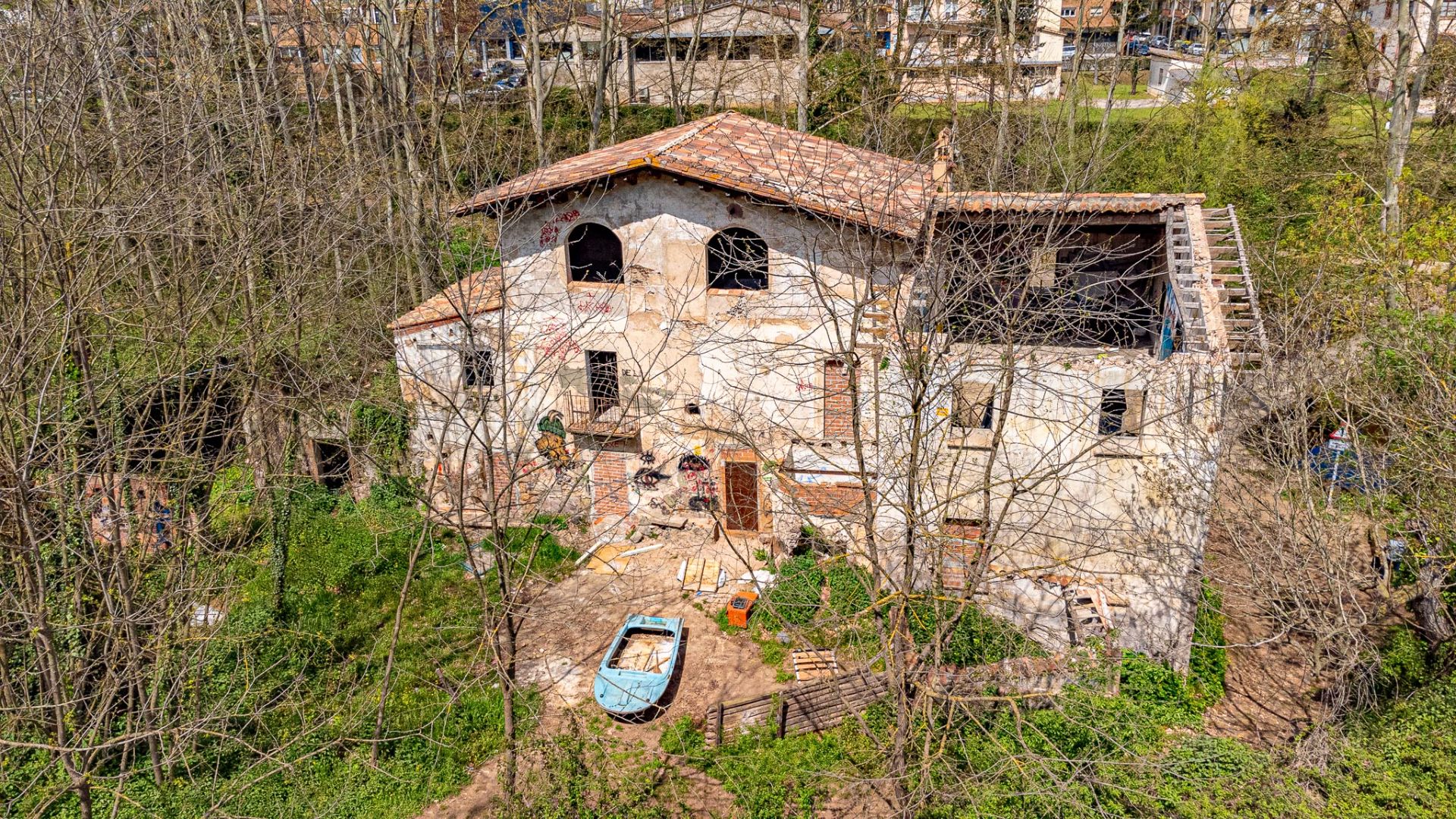 Vista exterior de Finca rústica en venda en Olot amb Jardí privat, Terrassa i Alarma
