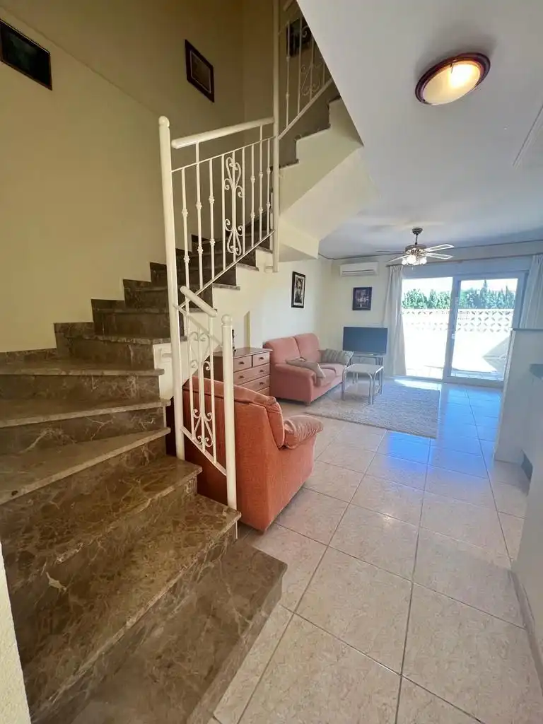 Sala de estar de Casa adosada de alquiler en Els Poblets con Aire acondicionado, Calefacción y Jardín privado