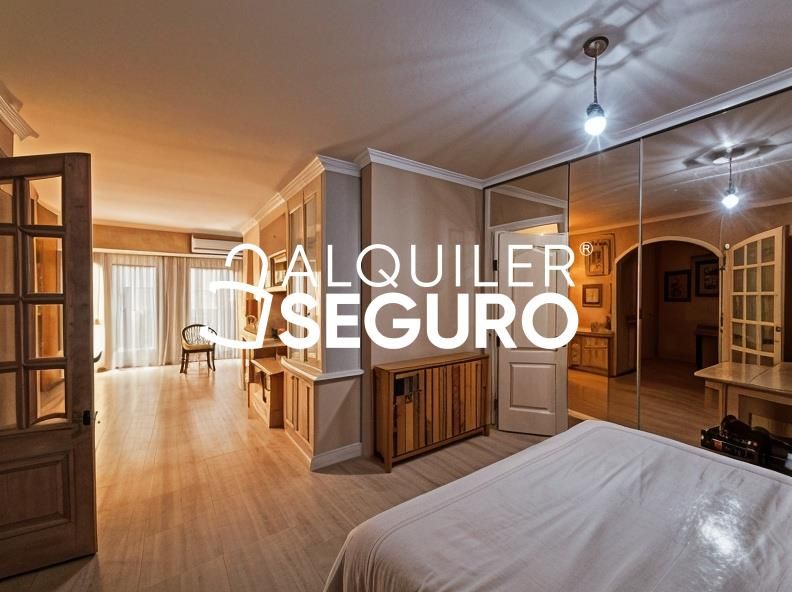 Bedroom of Flat to rent in  Madrid Capital  with Air Conditioner, Heating and Swimming Pool