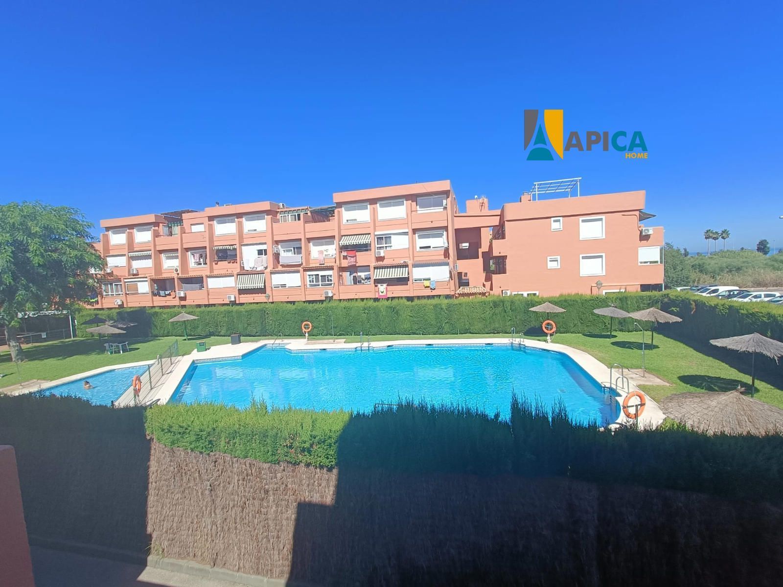 Vista exterior de Pis en venda en Algeciras amb Piscina i Piscina comunitària