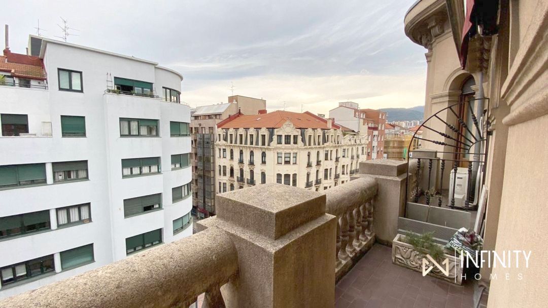 Vista exterior de Pis de lloguer en Bilbao  amb Calefacció, Terrassa i Balcó