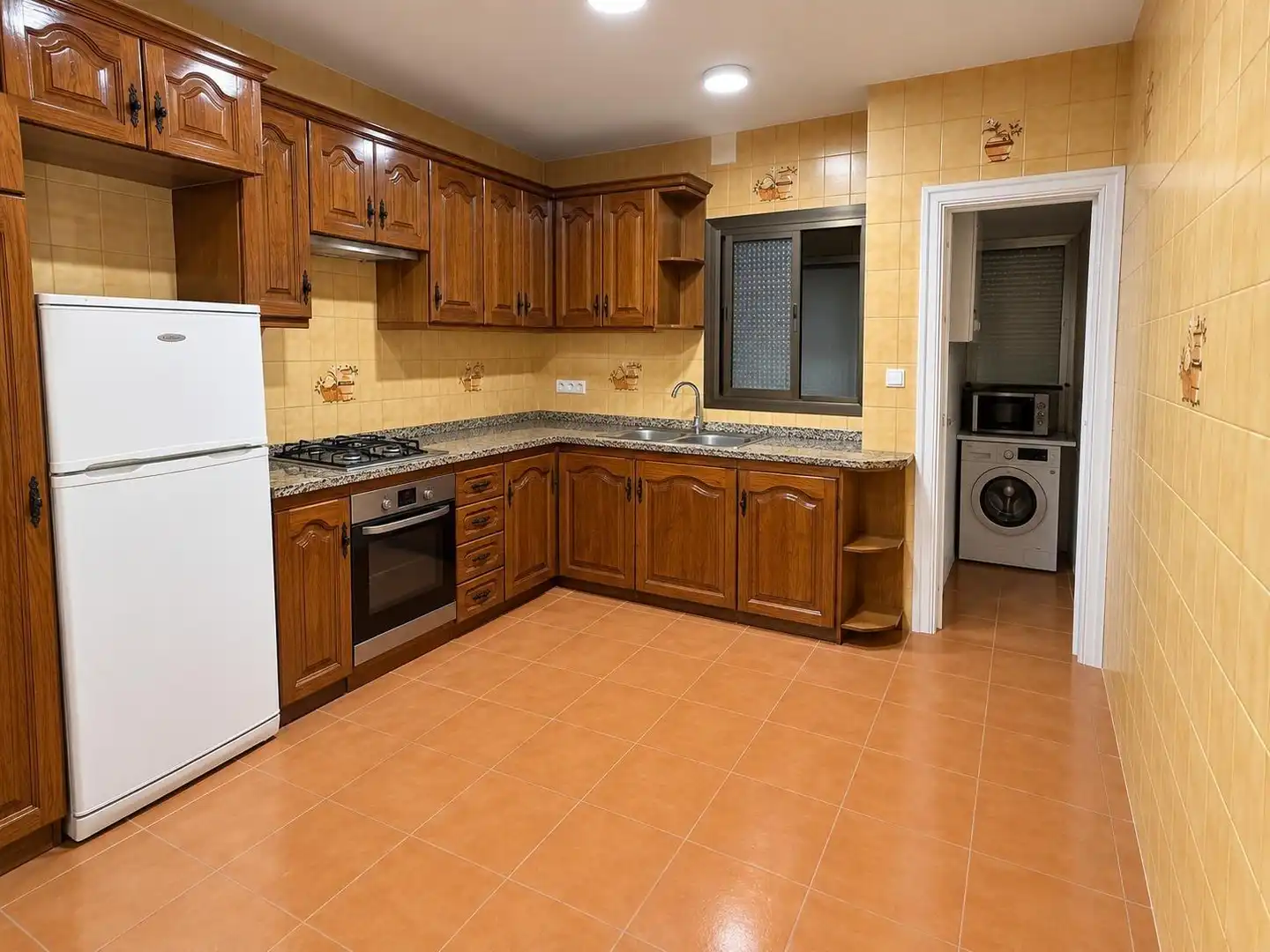 Kitchen of Flat for sale in L'Hospitalet de Llobregat  with Parquet flooring, Balcony and Alarm