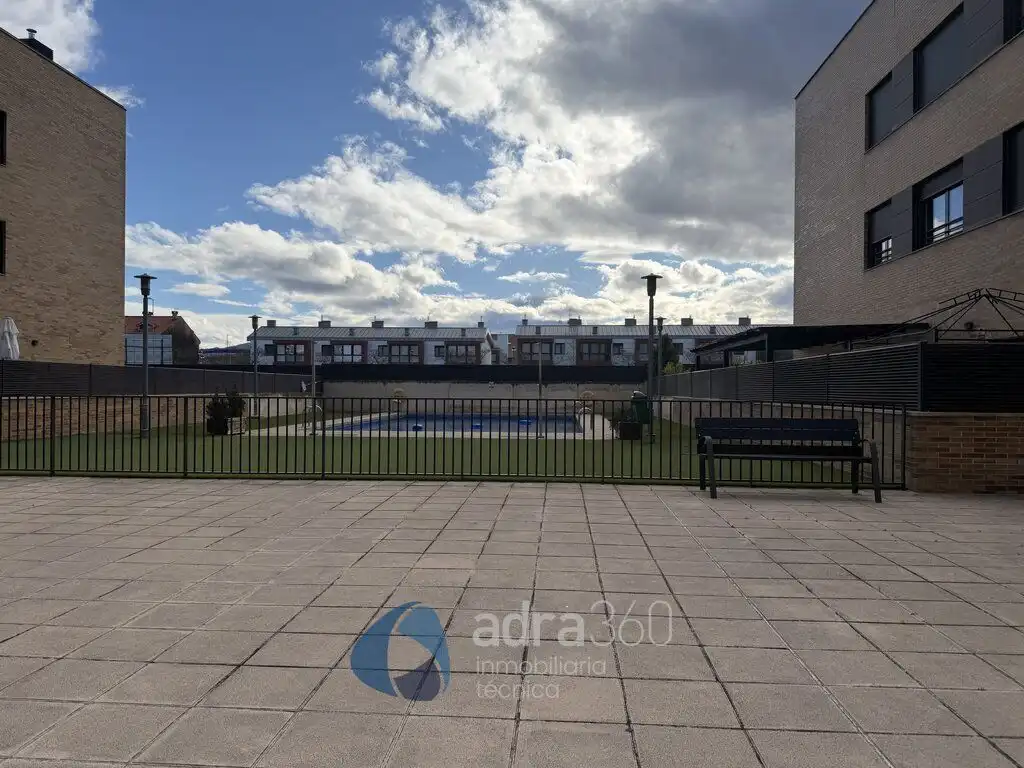 Vista exterior de Apartamento en venta en Lardero con Aire acondicionado, Calefacción y Jardín privado