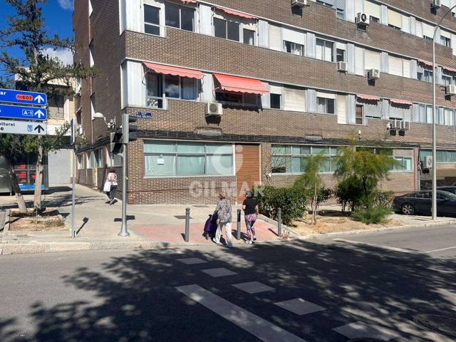 Local comercial en Alquiler en Tres Olivos - Valverde