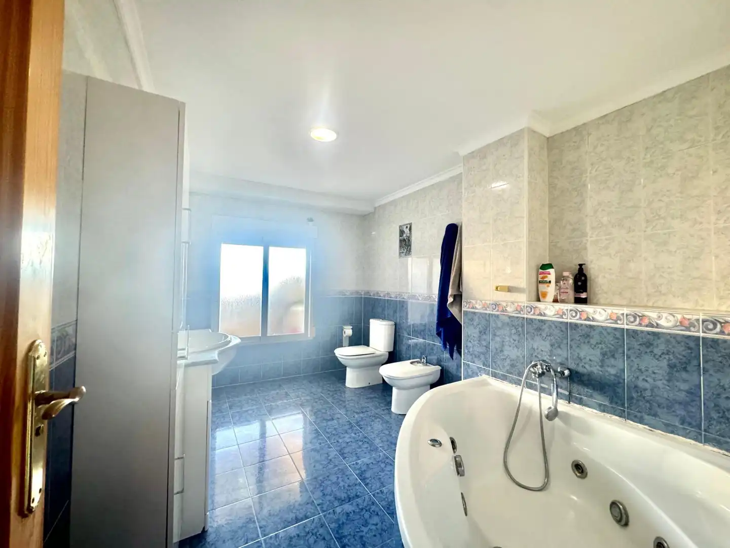 Badezimmer von Geschaftsraum zum Verkauf in Oliva mit Klimaanlage