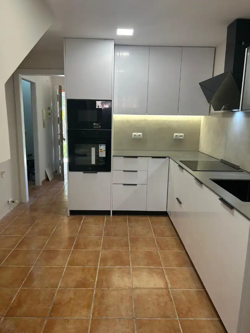 Cocina de Casa adosada en venta en Vilanova i la Geltrú con Aire acondicionado, Calefacción y Jardín privado