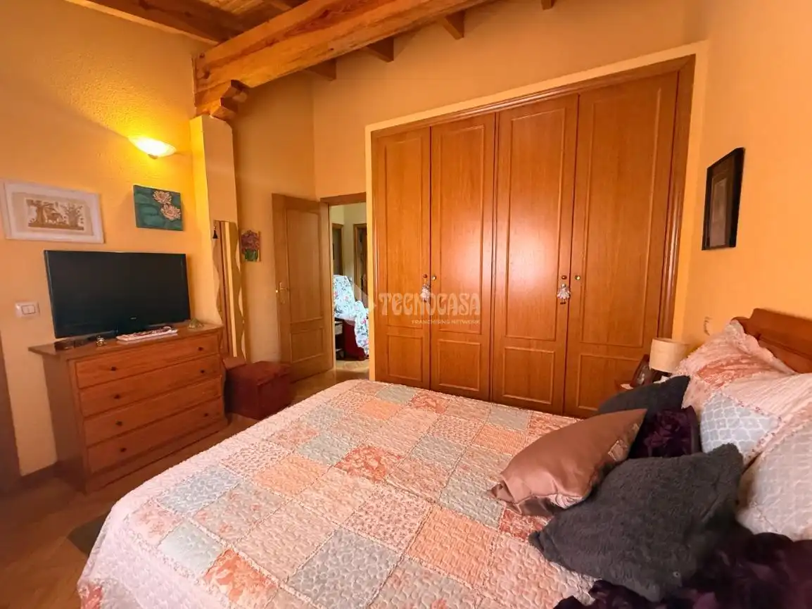 Schlafzimmer von Einfamilien-Reihenhaus zum Verkauf in Torrejón del Rey mit Klimaanlage, Heizung und Privatgarten