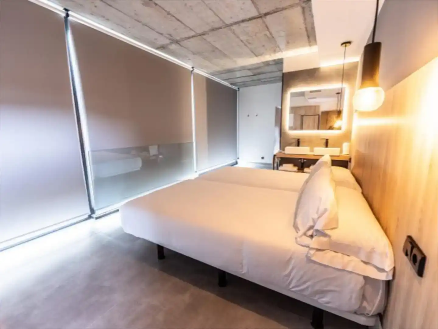 Schlafzimmer von Geschaftsraum zum Verkauf in Camariñas mit Klimaanlage, Parkett und Möbliert