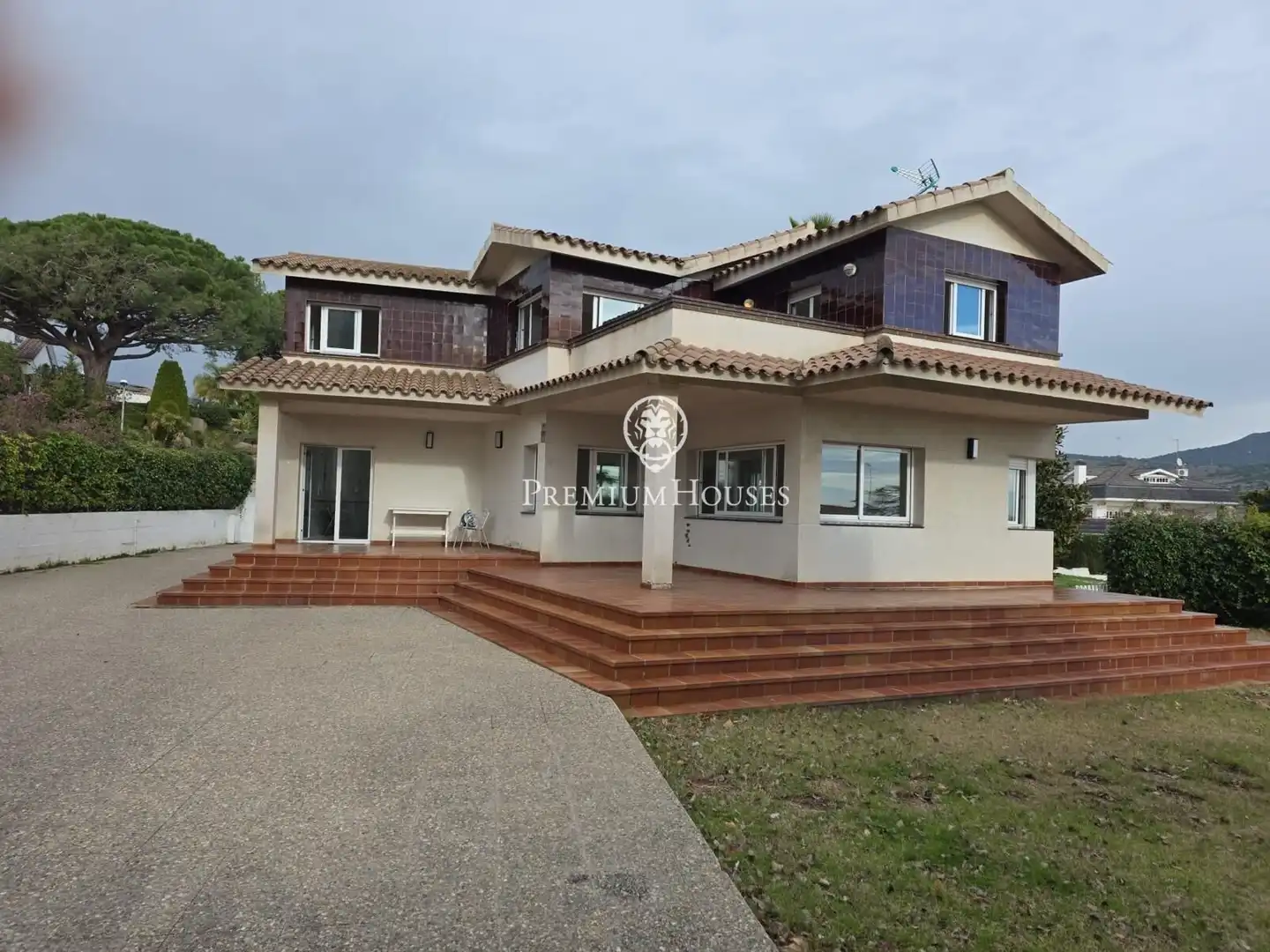 Vista exterior de Casa o xalet en venda en Alella amb Aire condicionat, Jardí privat i Terrassa
