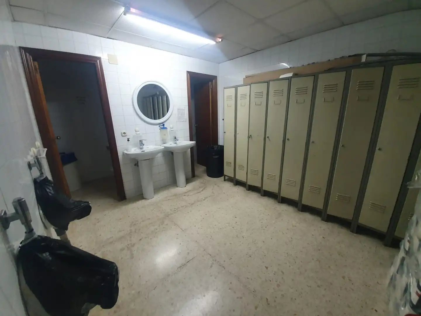 Badezimmer von Fabrikhallen zum Verkauf in Sevilla