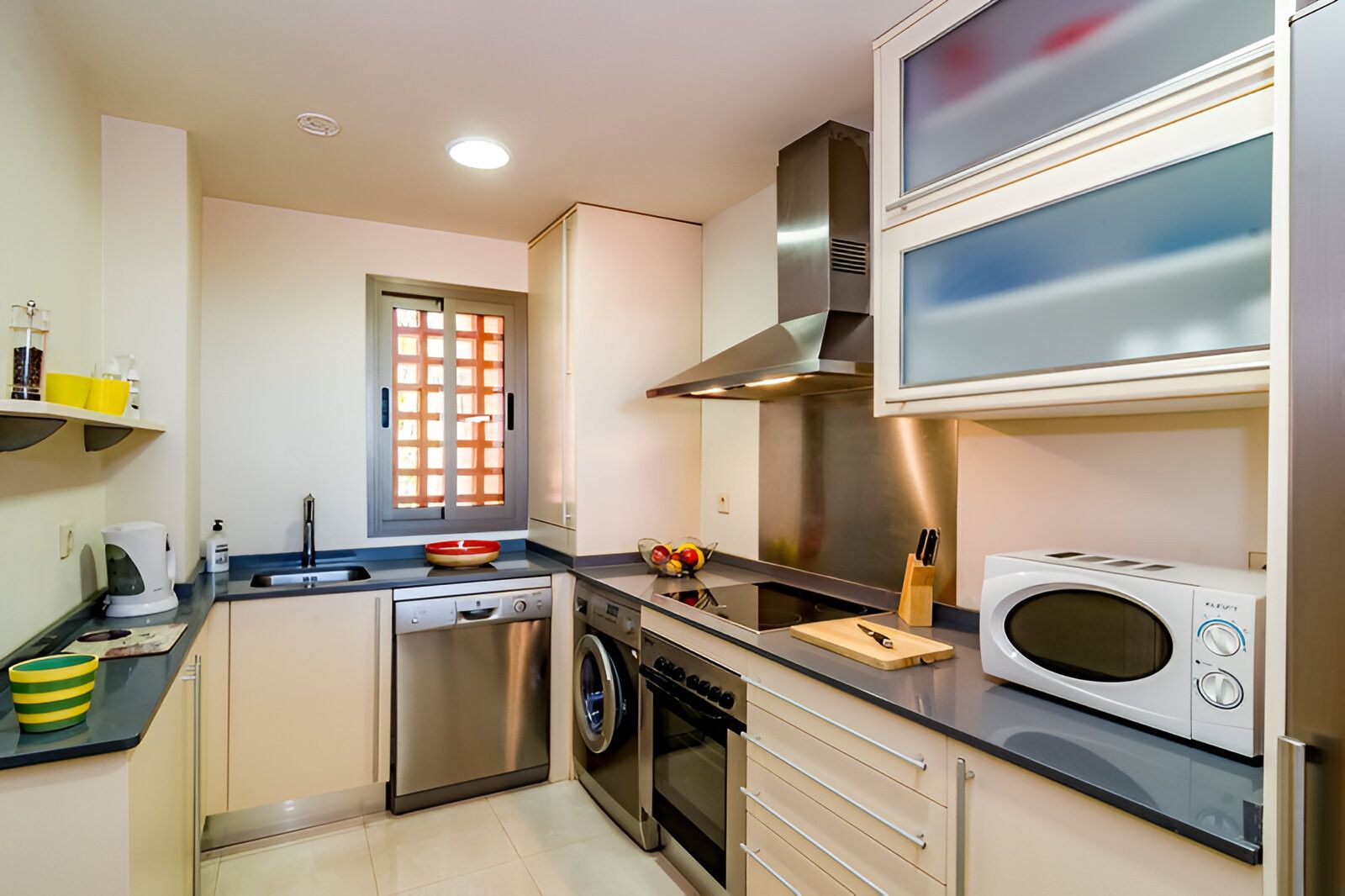 Cuina de Apartament en venda en Estepona amb Aire condicionat, Terrassa i Piscina