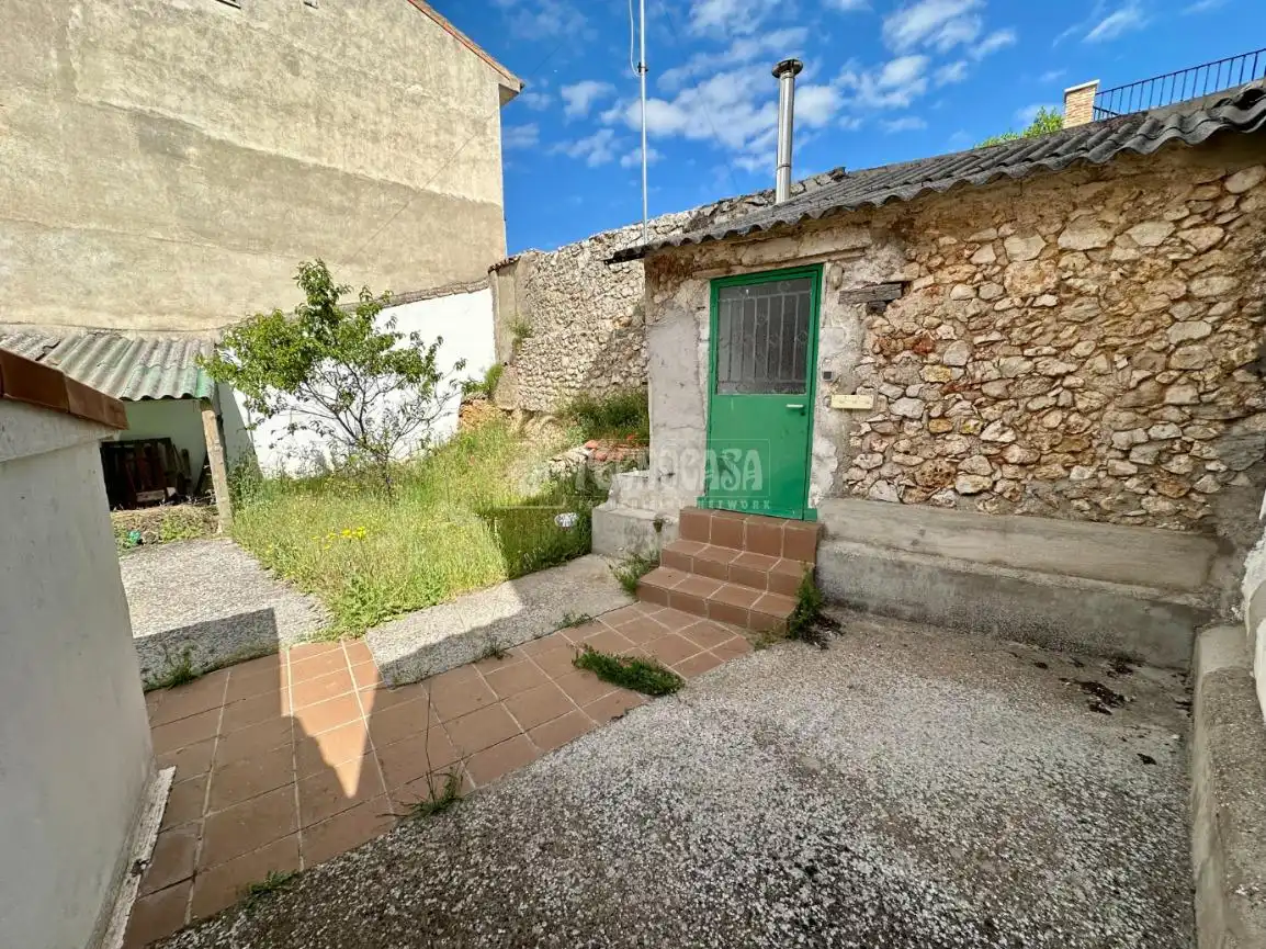 Vista exterior de Casa adosada en venda en Los Santos de la Humosa amb Calefacció