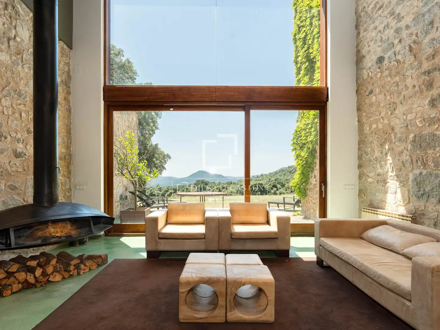 Sala d'estar de Finca rústica en venda en Maçanet de Cabrenys amb Calefacció, Jardí privat i Traster