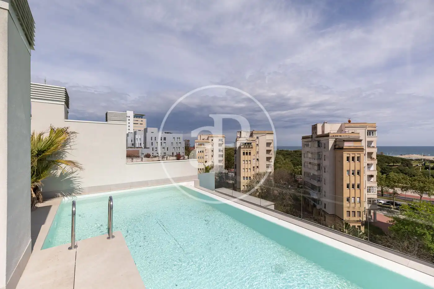 Schwimmbecken von Wohnung zum Verkauf in Barcelona mit Klimaanlage, Heizung und Terrasse