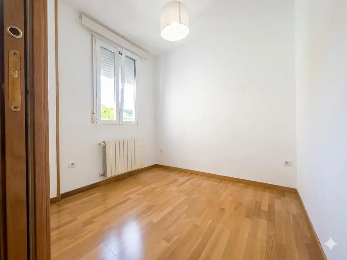 Schlafzimmer von Dachboden zur Miete in Madrid mit Klimaanlage, Heizung und Terrasse
