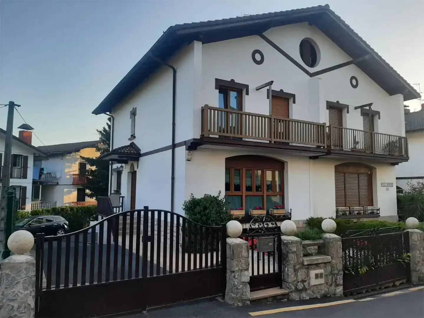 Vista exterior de Casa adosada en venda en Irun  amb Balcó