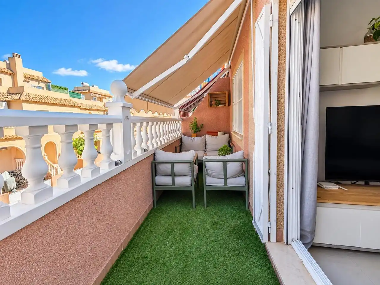 Casa aparellada amb piscina en venda a Calle de Creta
