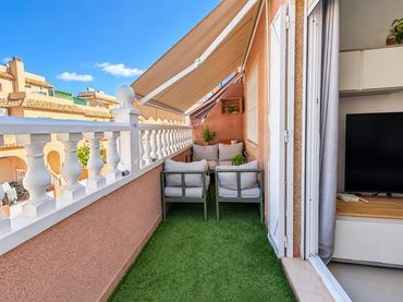 Casa aparellada amb piscina en venda a Calle de Creta