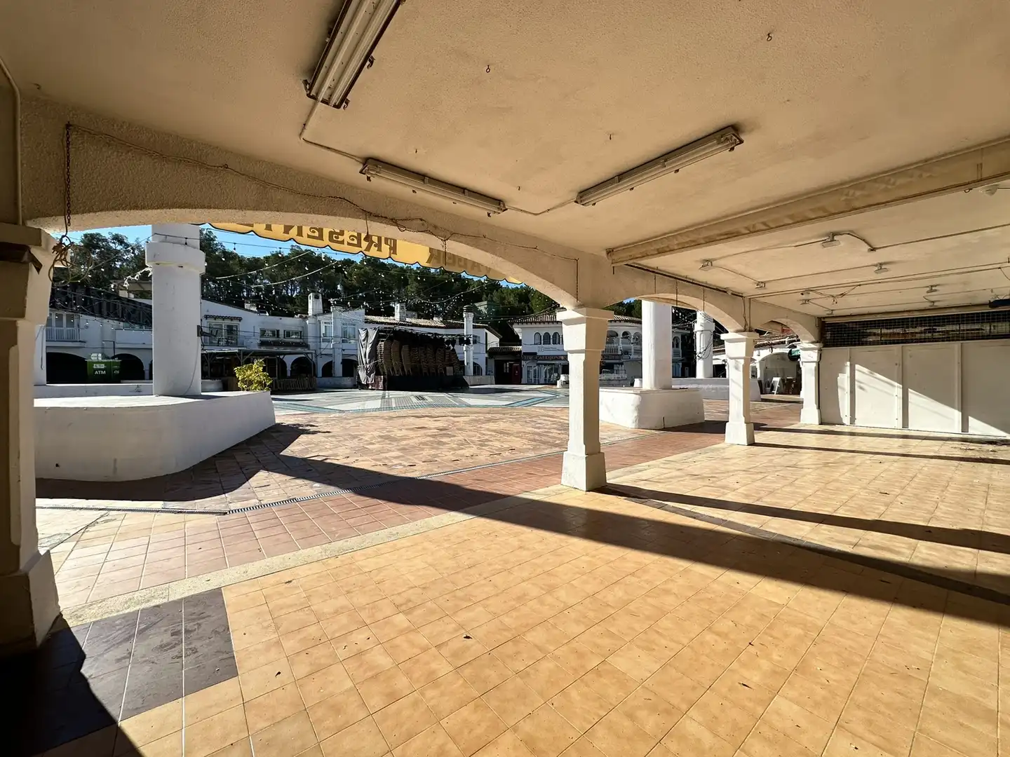 Vista exterior de Local en venda en Calvià amb Aire condicionat, Terrassa i Moblat