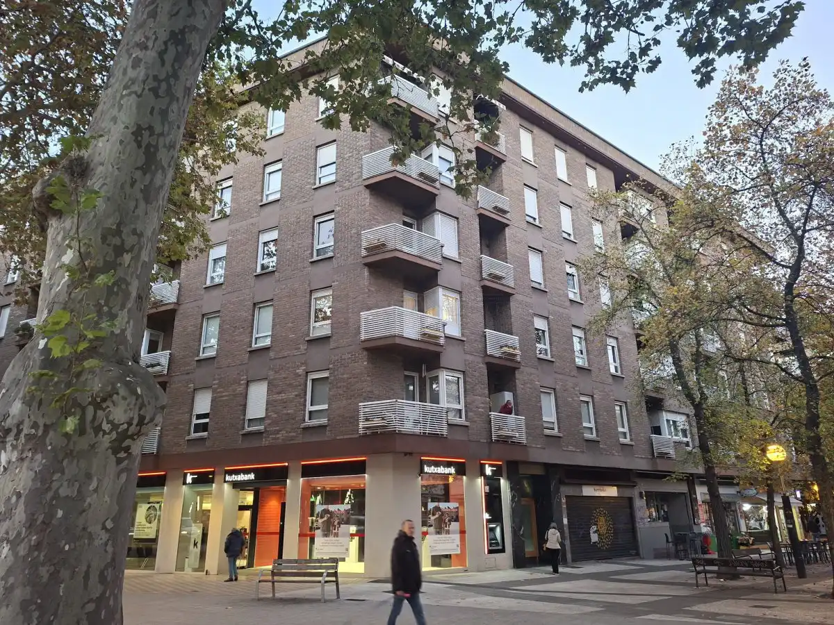Vista exterior de Pis en venda en Vitoria - Gasteiz amb Calefacció, Parquet i Terrassa