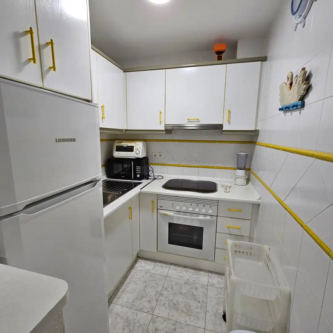 Cuina de Apartament de lloguer en La Manga del Mar Menor amb Aire condicionat, Moblat i Balcó