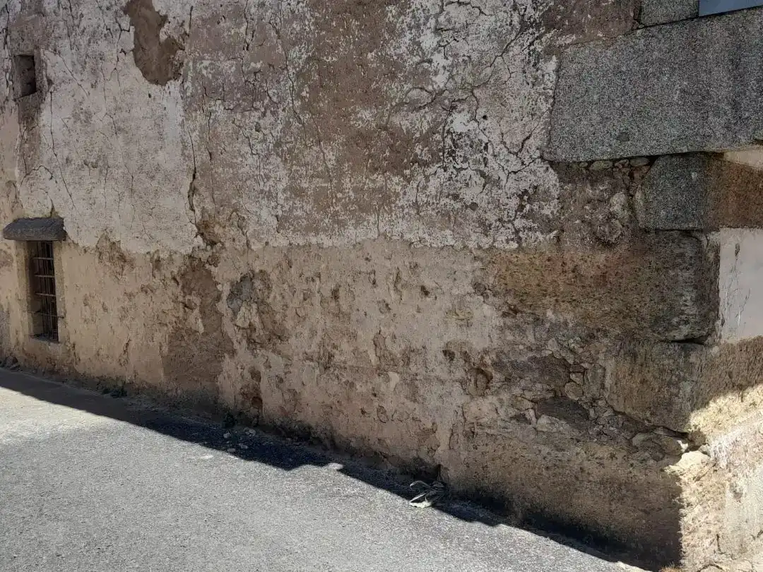 Vista exterior de Casa adosada en venda en Becedas amb Balcó