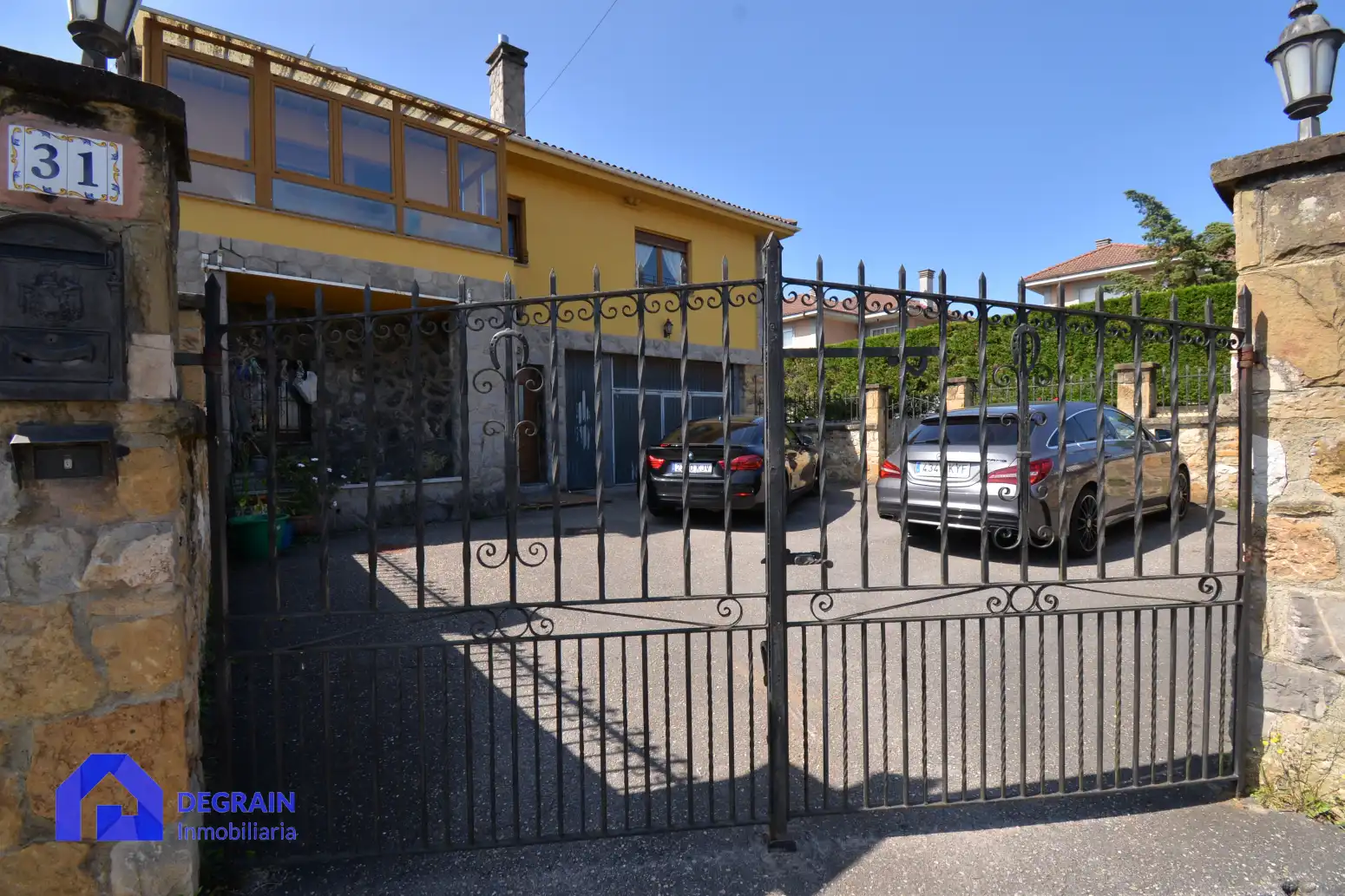 Außenansicht von Haus oder Chalet zum Verkauf in Oviedo  mit Heizung, Terrasse und Abstellraum