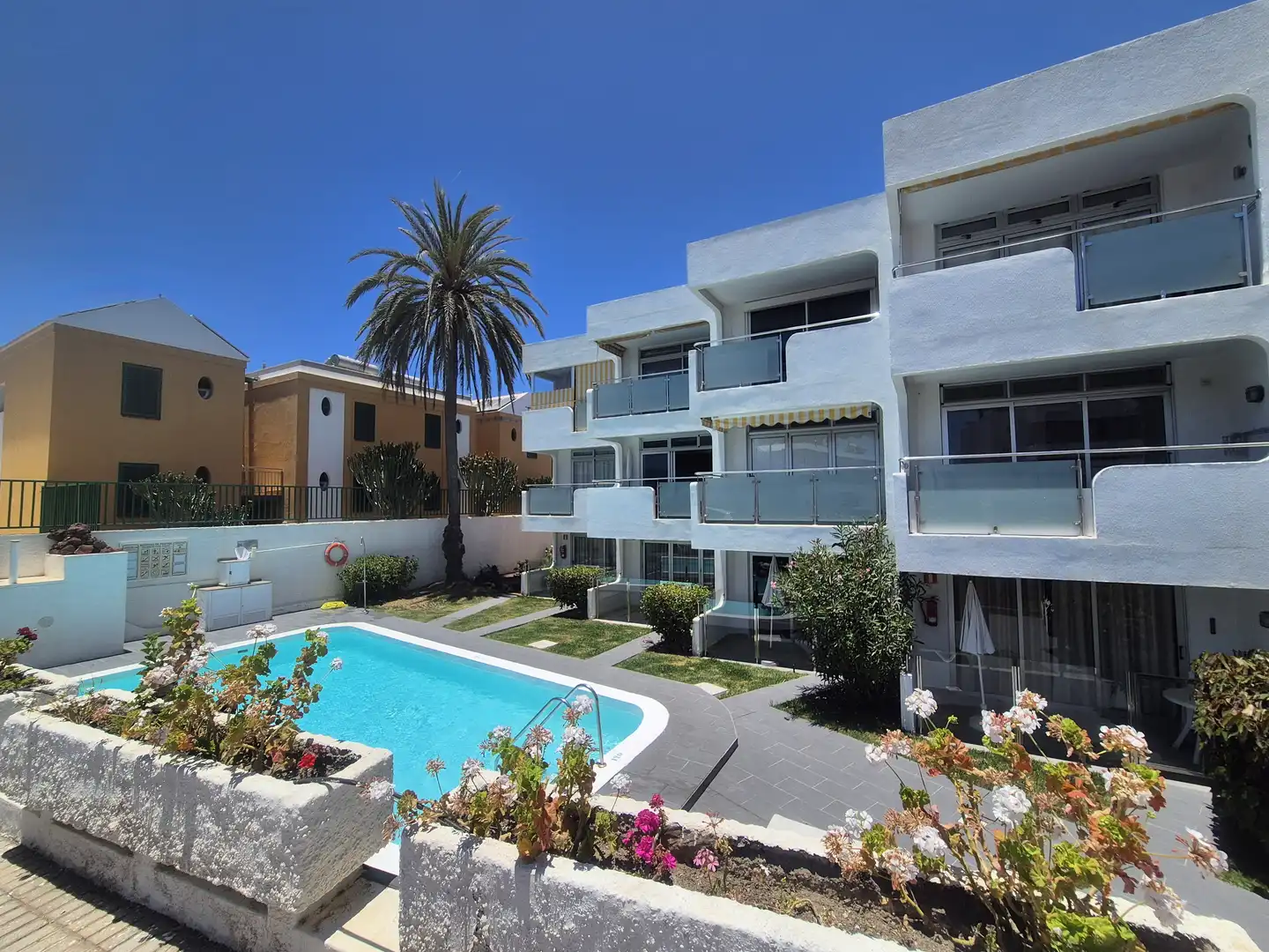 Außenansicht von Wohnungen zur Miete in San Bartolomé de Tirajana mit Privatgarten, Terrasse und Schwimmbad