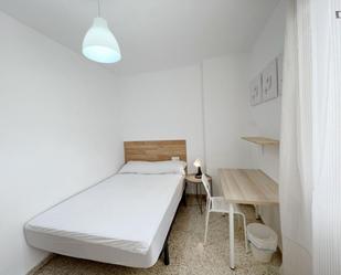 Dormitori de Apartament per a compartir en  Granada Capital amb Moblat, Forn i Microones