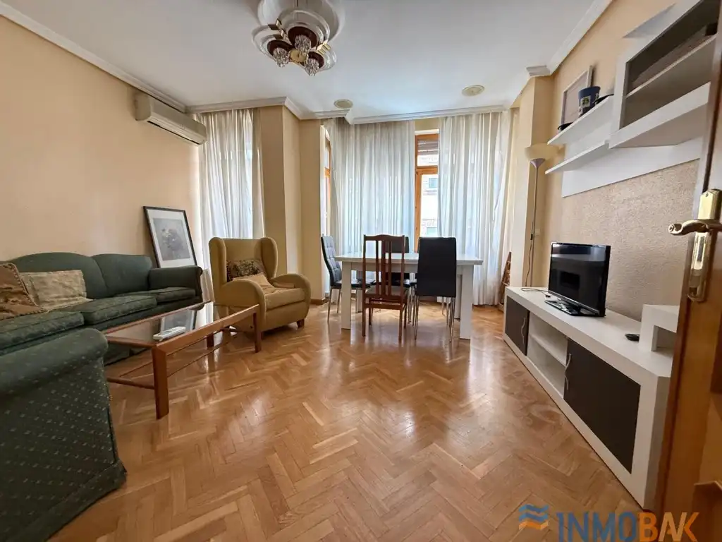 Flat with terrace to rent in San Bernardo - Carmelitas - Campus