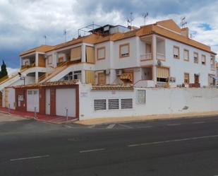 Vista exterior de Casa adosada en venda en Torrevieja amb Piscina