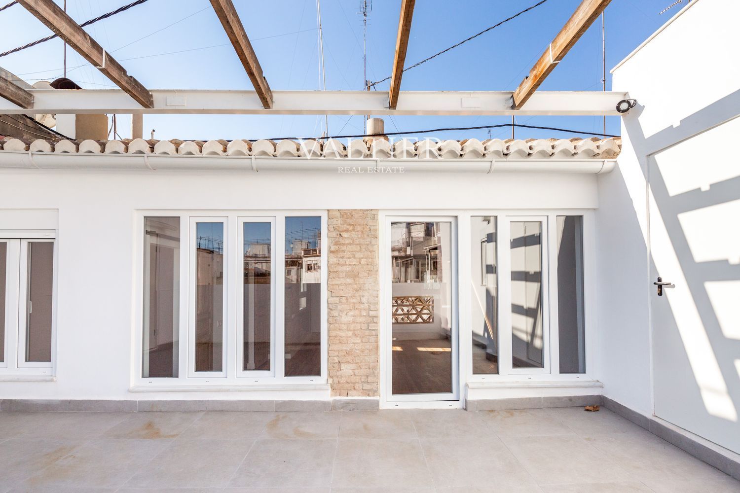 Vista exterior de Dúplex de lloguer en  Valencia Capital amb Aire condicionat, Terrassa i Traster