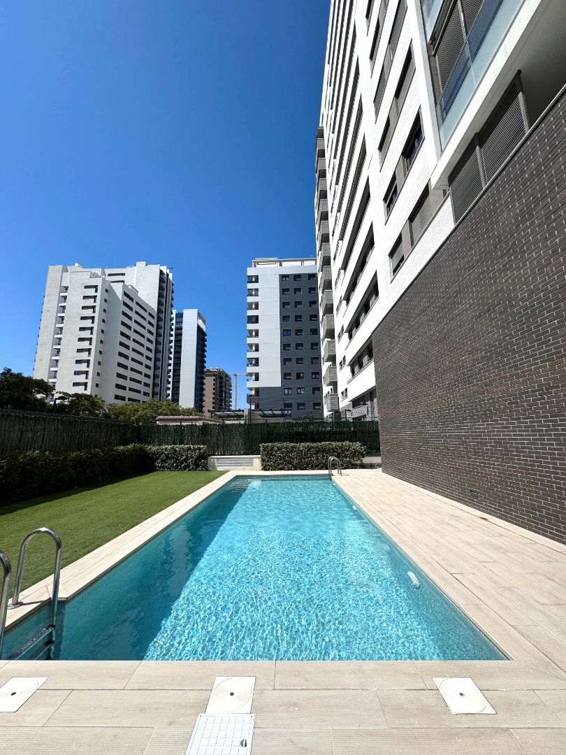 Swimming pool of Flat for sale in  Valencia Capital  with Air Conditioner, Private garden and Terrace