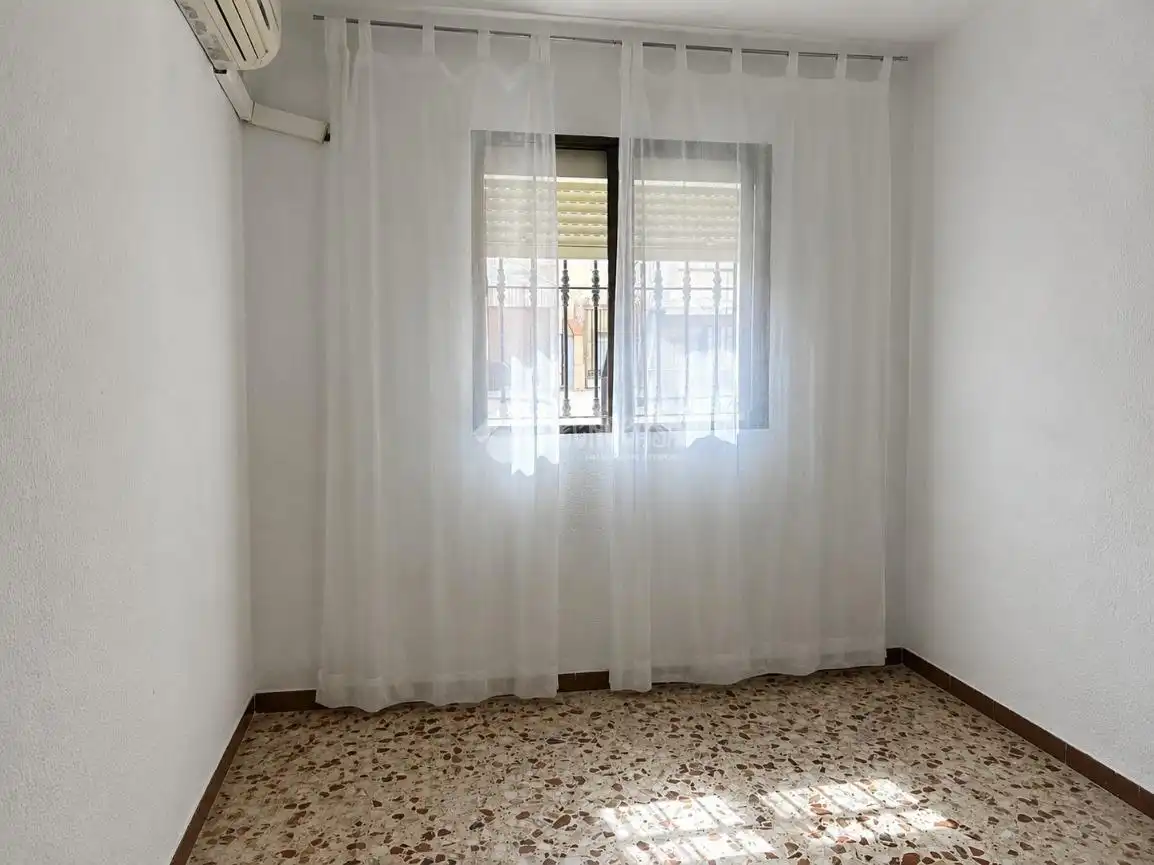 Dormitori de Casa adosada en venda en La Rinconada amb Aire condicionat, Terrassa i Balcó