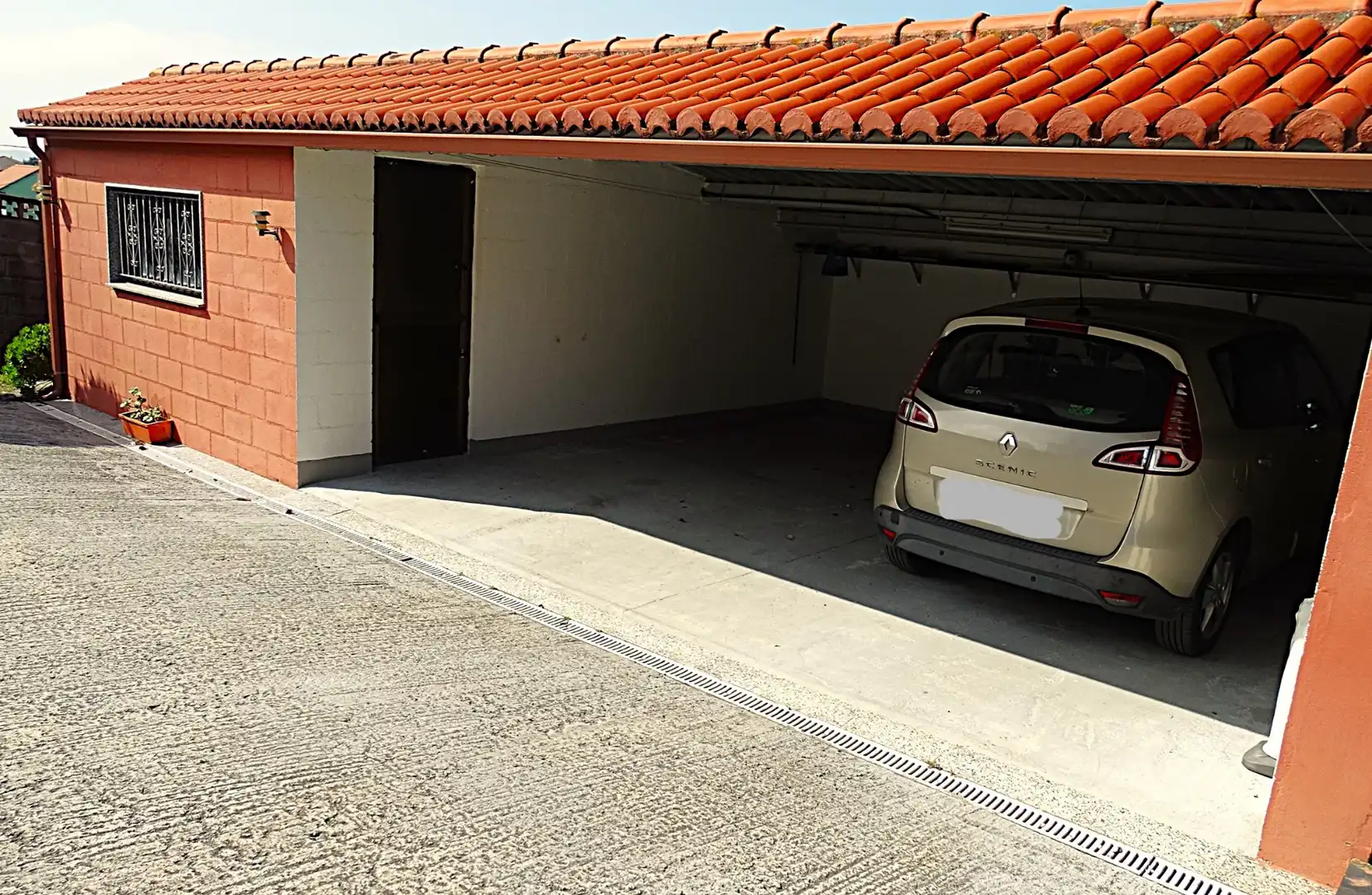 Aparcament de Casa o xalet en venda en Valdoviño amb Calefacció, Jardí privat i Parquet