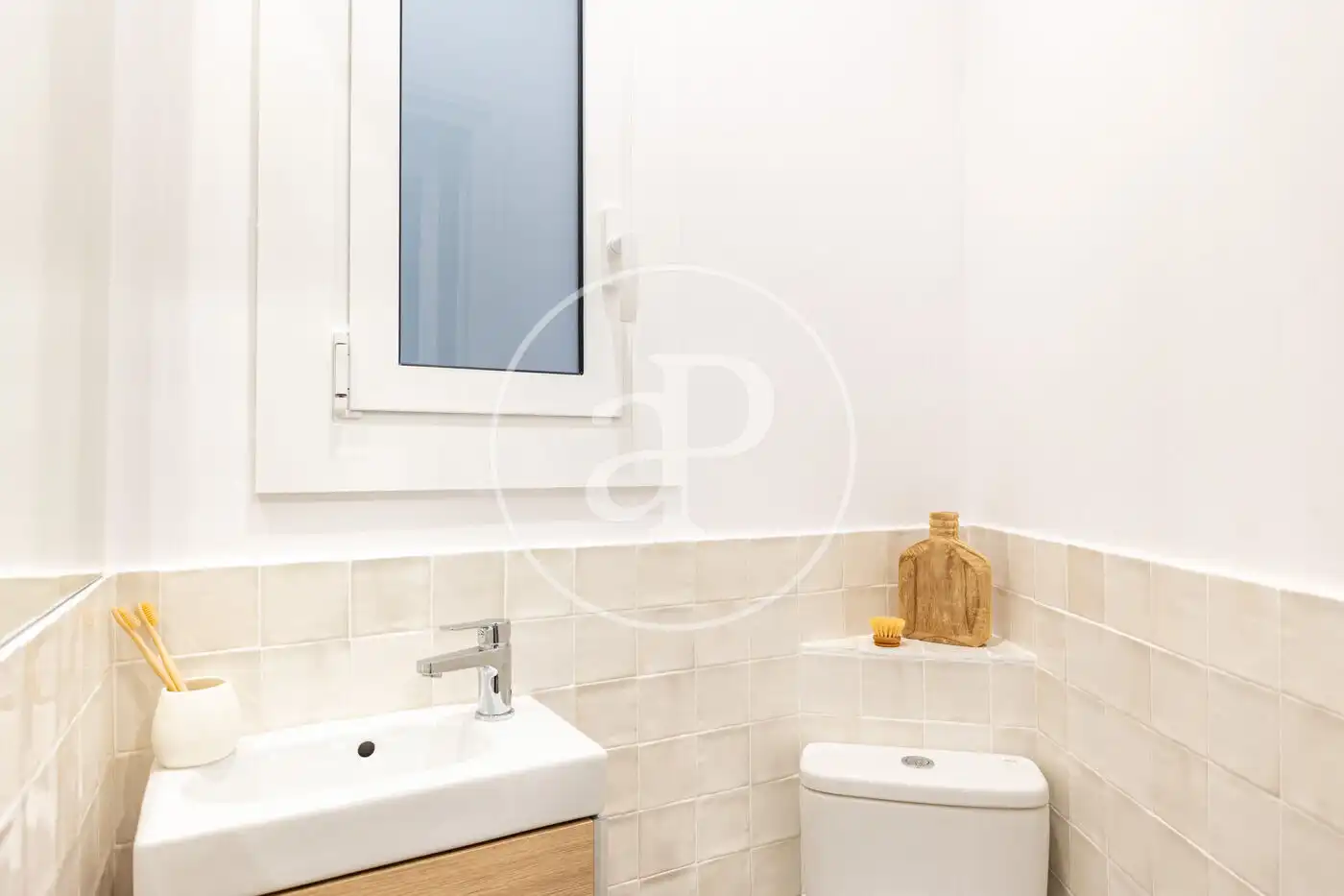 Badezimmer von Wohnung zum Verkauf in Barcelona mit Klimaanlage, Heizung und Balkon