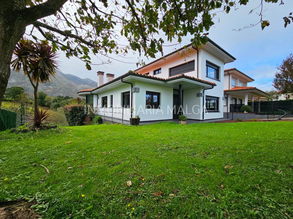 Vista exterior de Casa o xalet en venda en Caravia amb Calefacció, Jardí privat i Parquet
