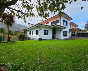 Vista exterior de Casa o xalet en venda en Caravia amb Calefacció, Jardí privat i Parquet