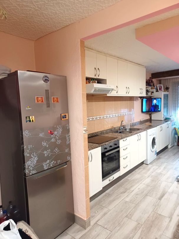 Cuina de Casa o xalet en venda en Albelda de Iregua amb Calefacció i Traster