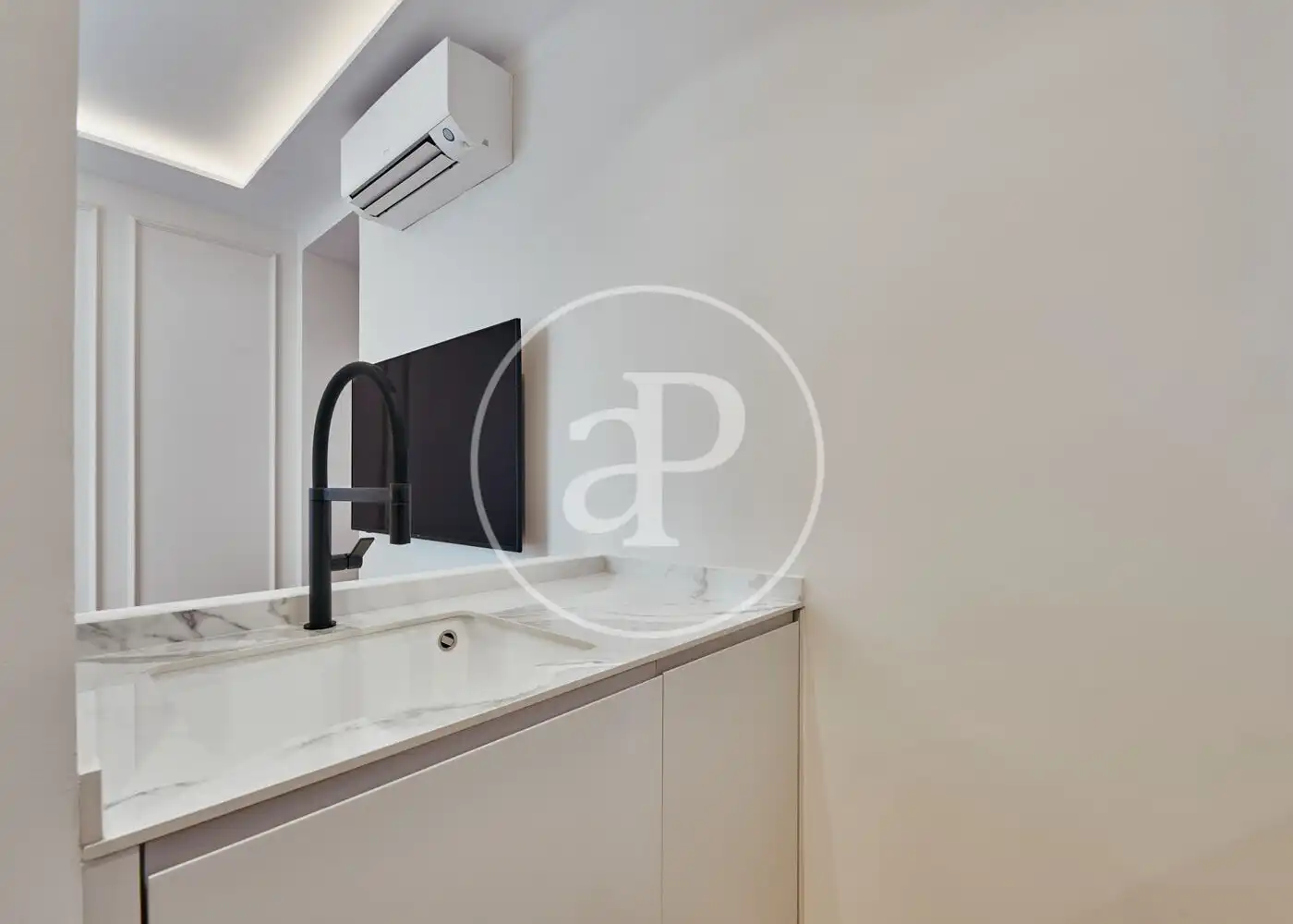 Bathroom of Flat for sale in Madrid  with Air Conditioner, Heating and Furnished