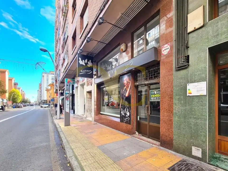 Vista exterior de Local en venta en Gijón 