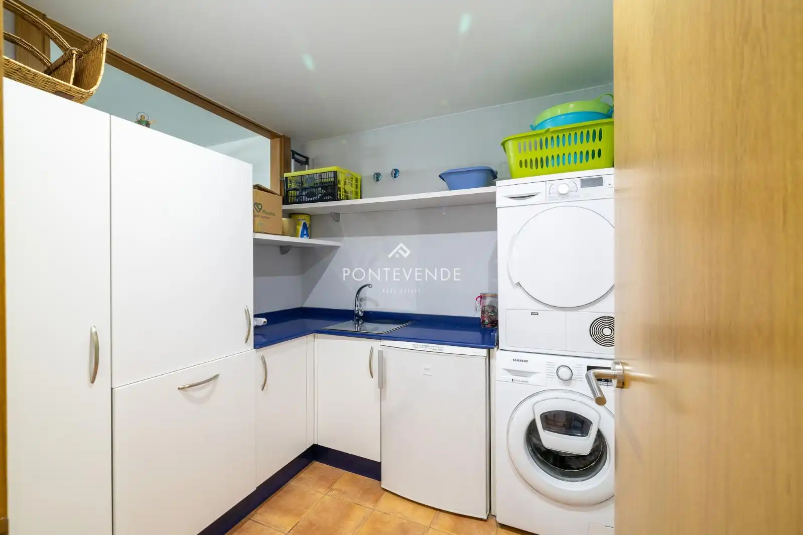 Cuina de Casa o xalet en venda en Vigo  amb Calefacció, Jardí privat i Terrassa