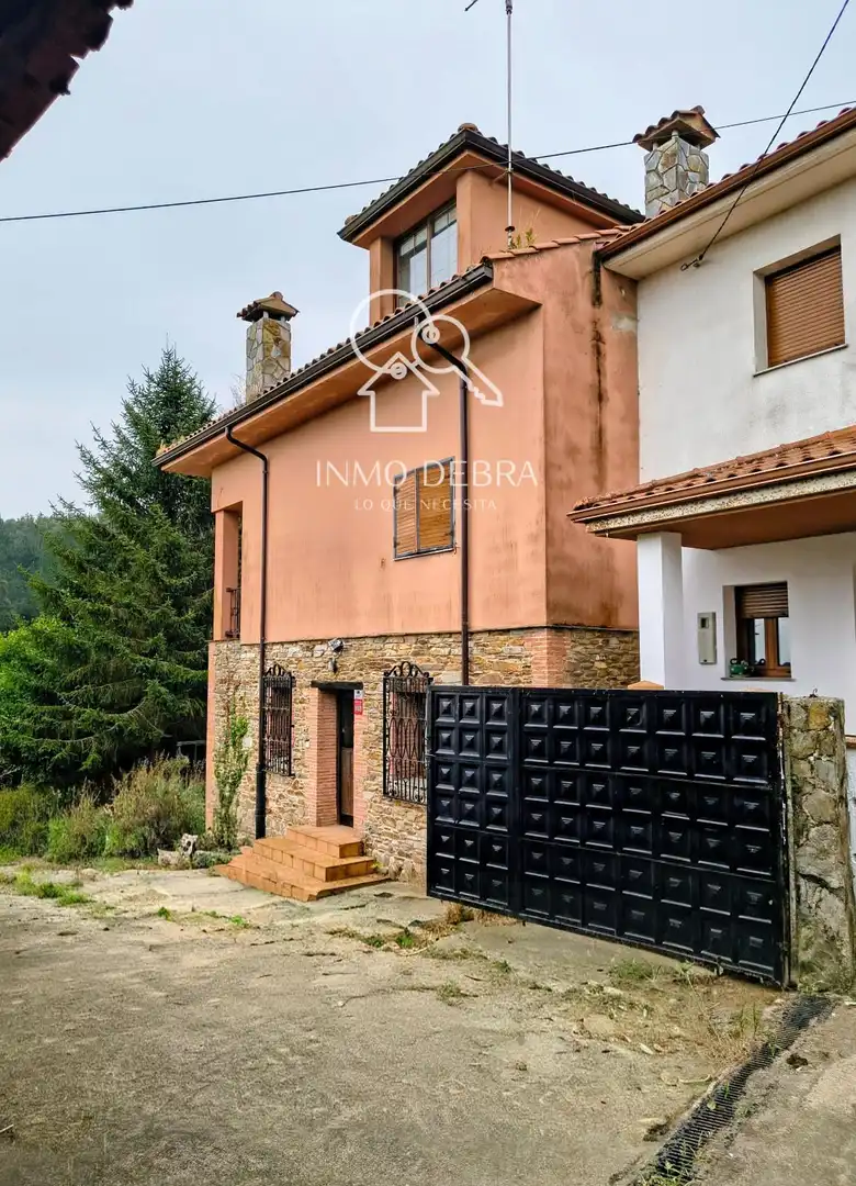 Außenansicht von Einfamilien-Reihenhaus zum Verkauf in Cudillero mit Heizung, Privatgarten und Terrasse